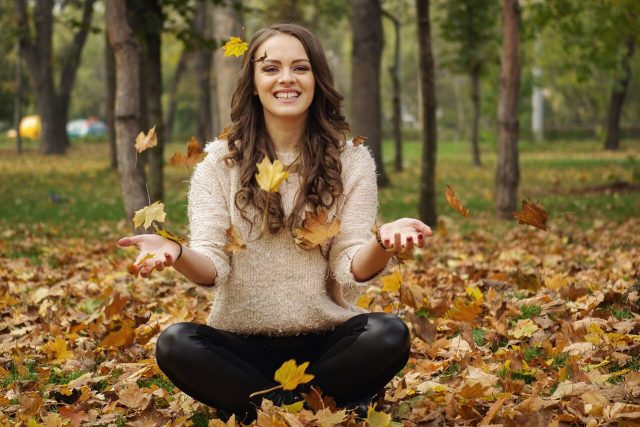 Happy20Girl20Autumn20Leaves201280x853_preview1 640x427